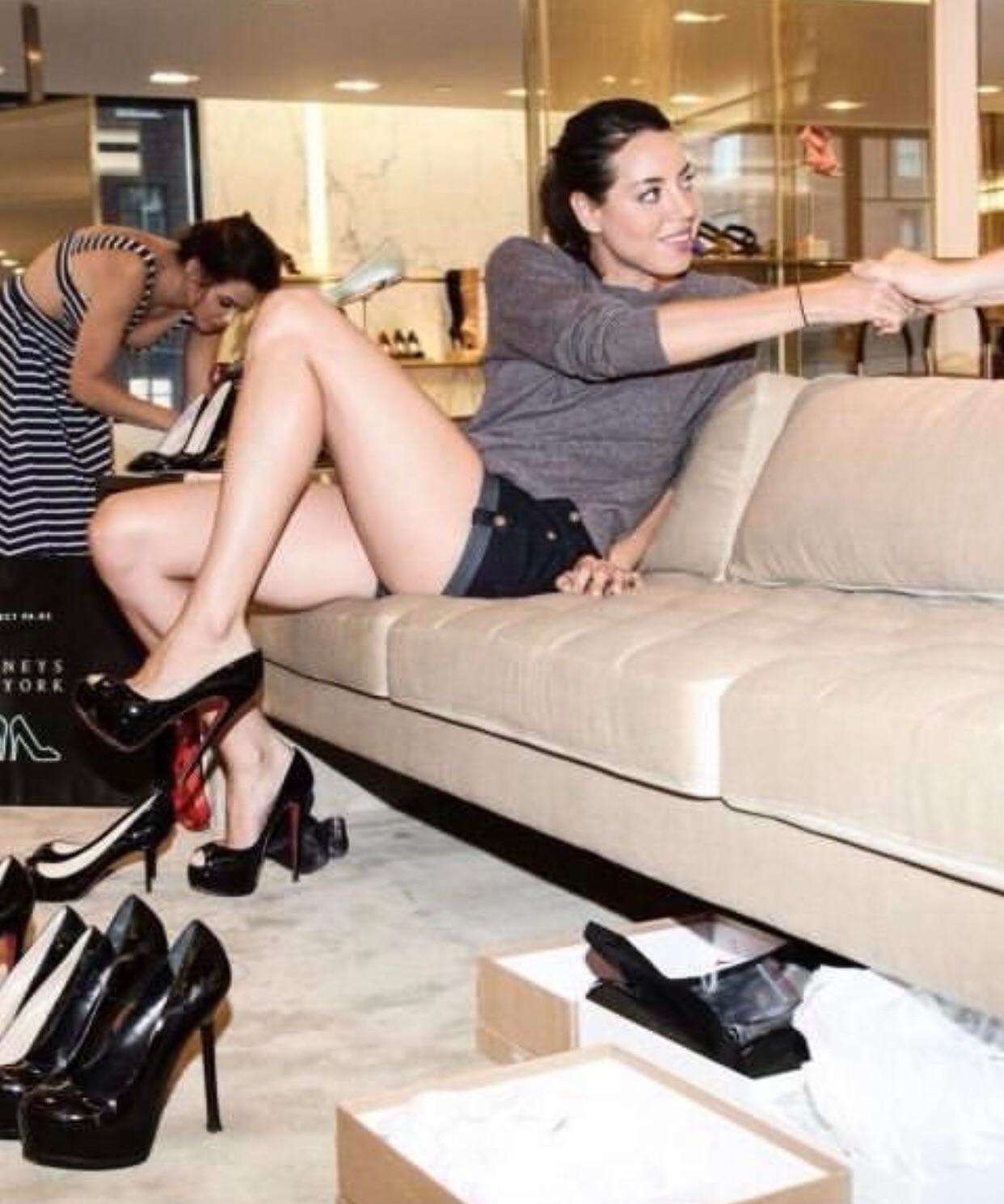 Aubrey Plaza Legs