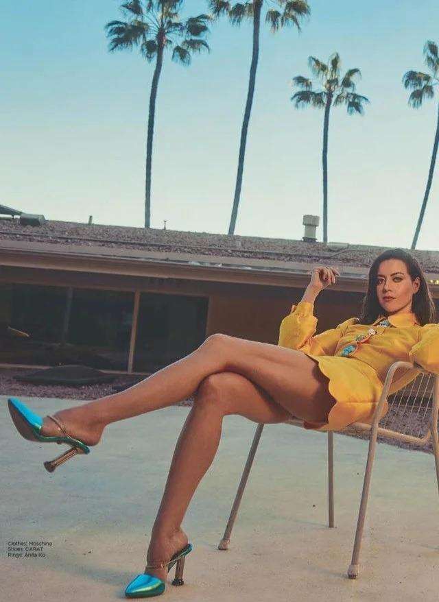 Aubrey Plaza Legs