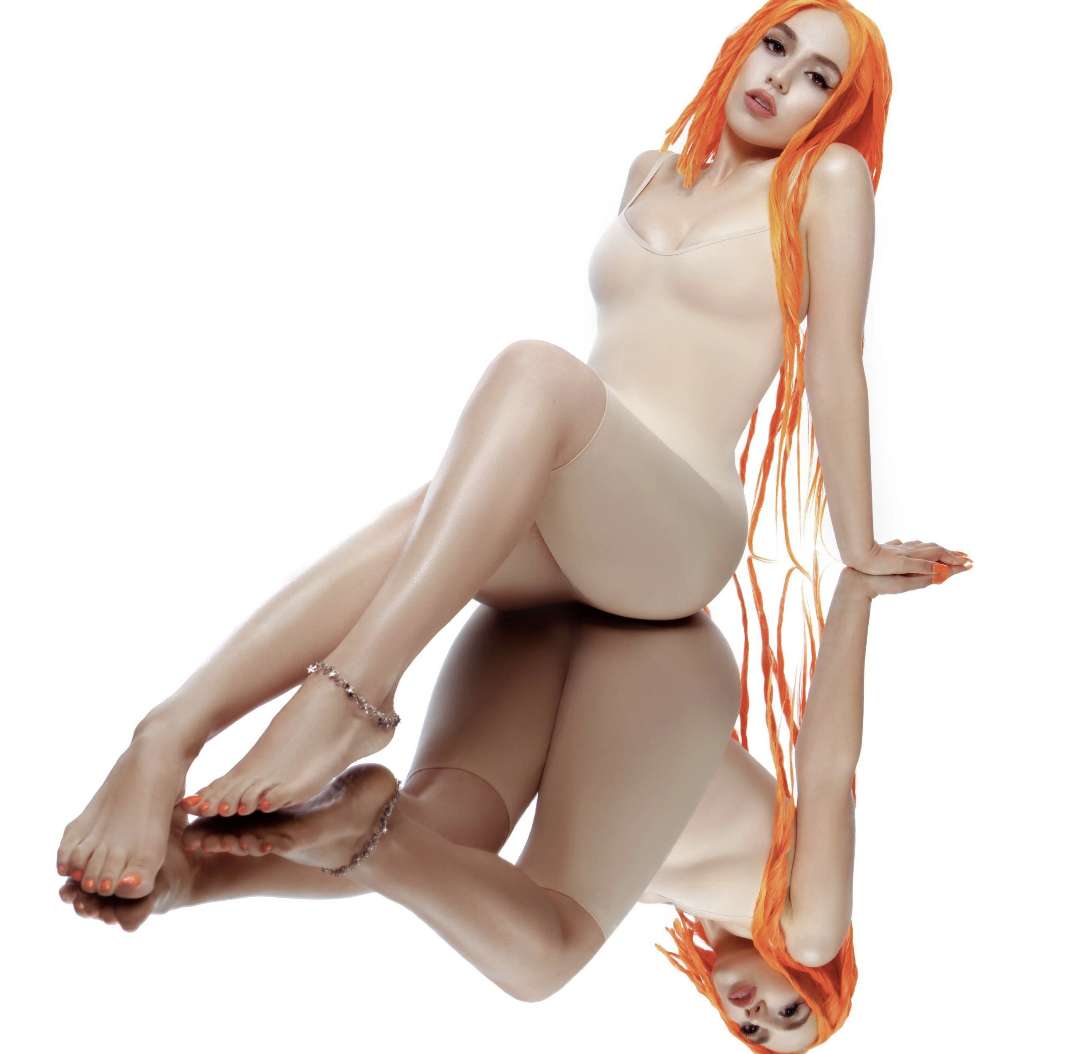 Ava Max Leg