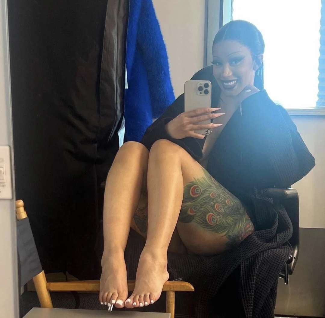 Cardi B Leg