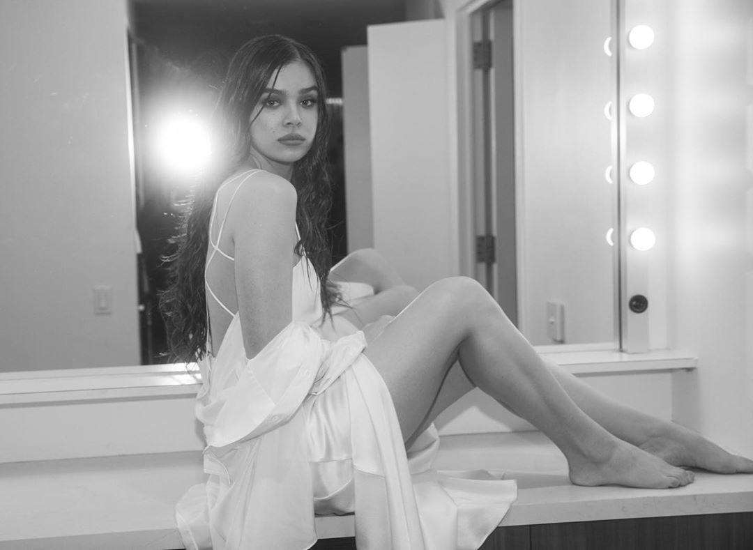 Hailee Steinfeld Legs