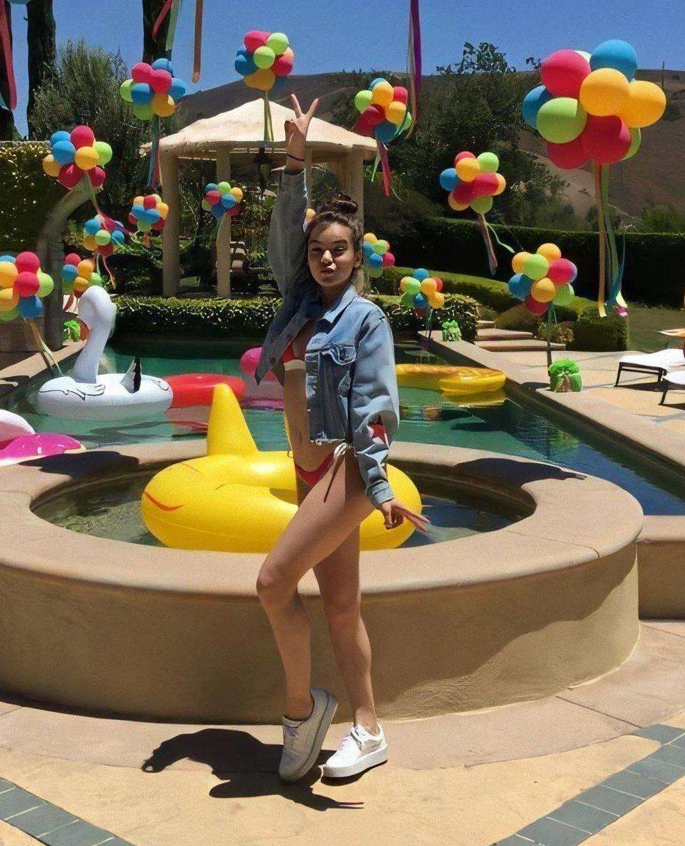 Hailee Steinfeld Legs