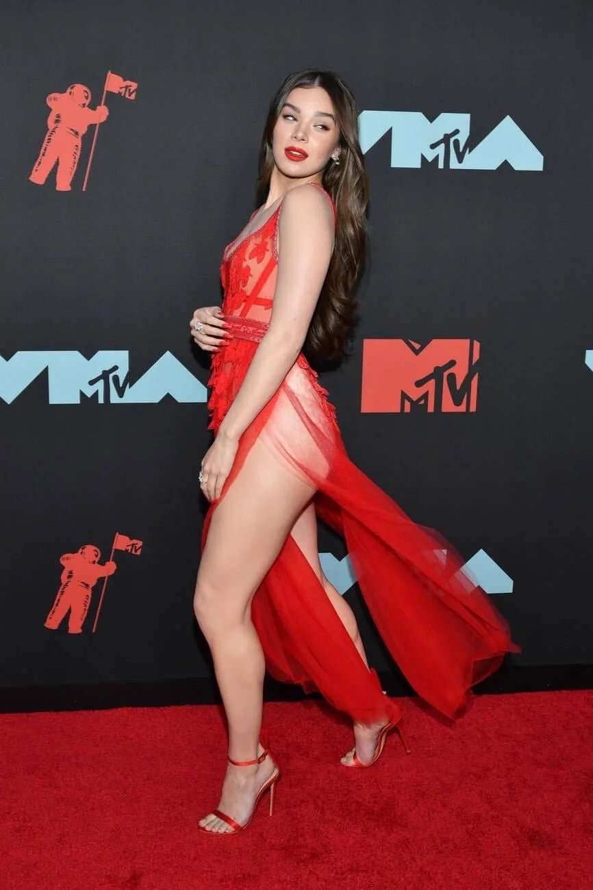 Hailee Steinfeld Legs