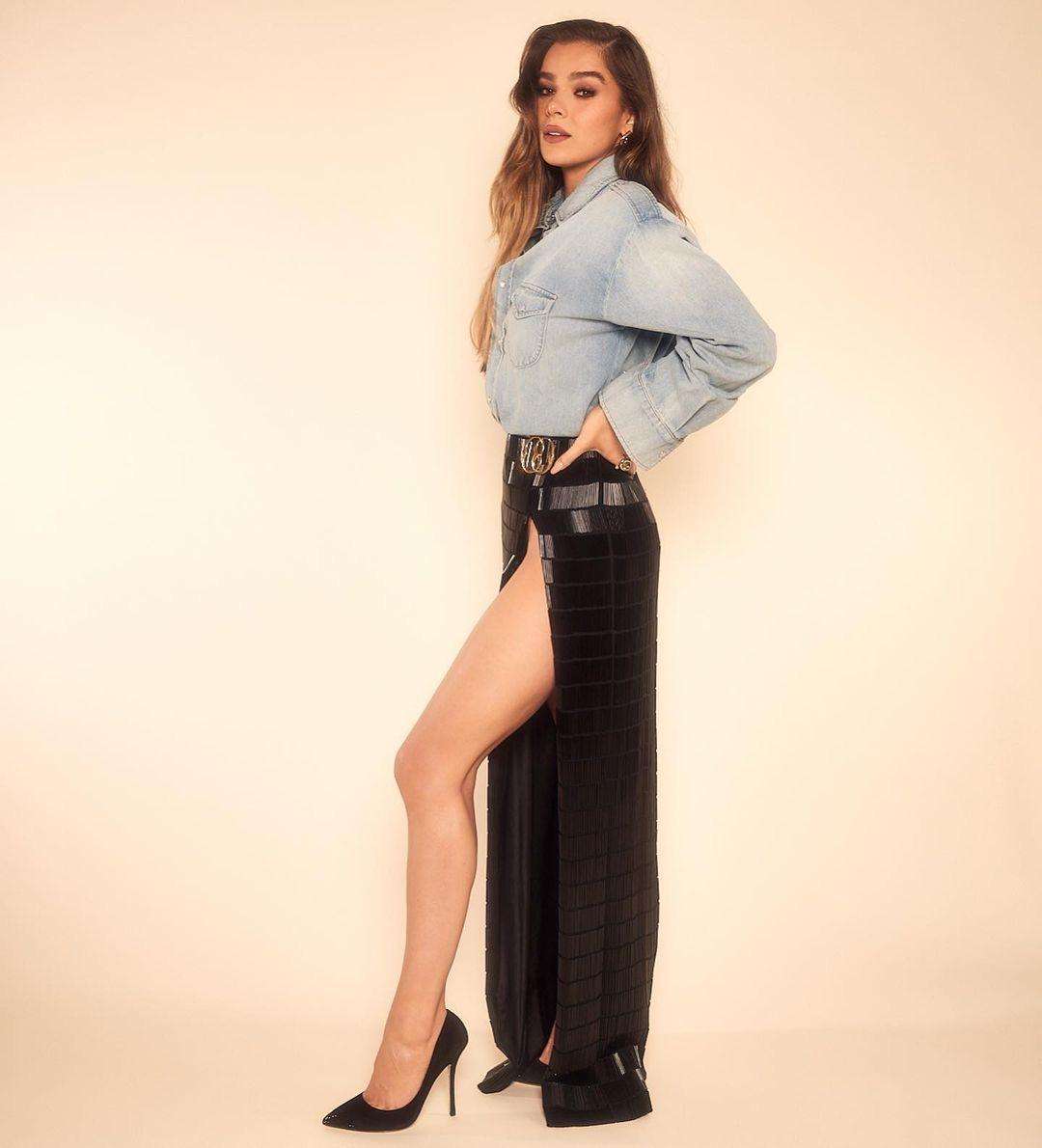 Hailee Steinfeld Legs