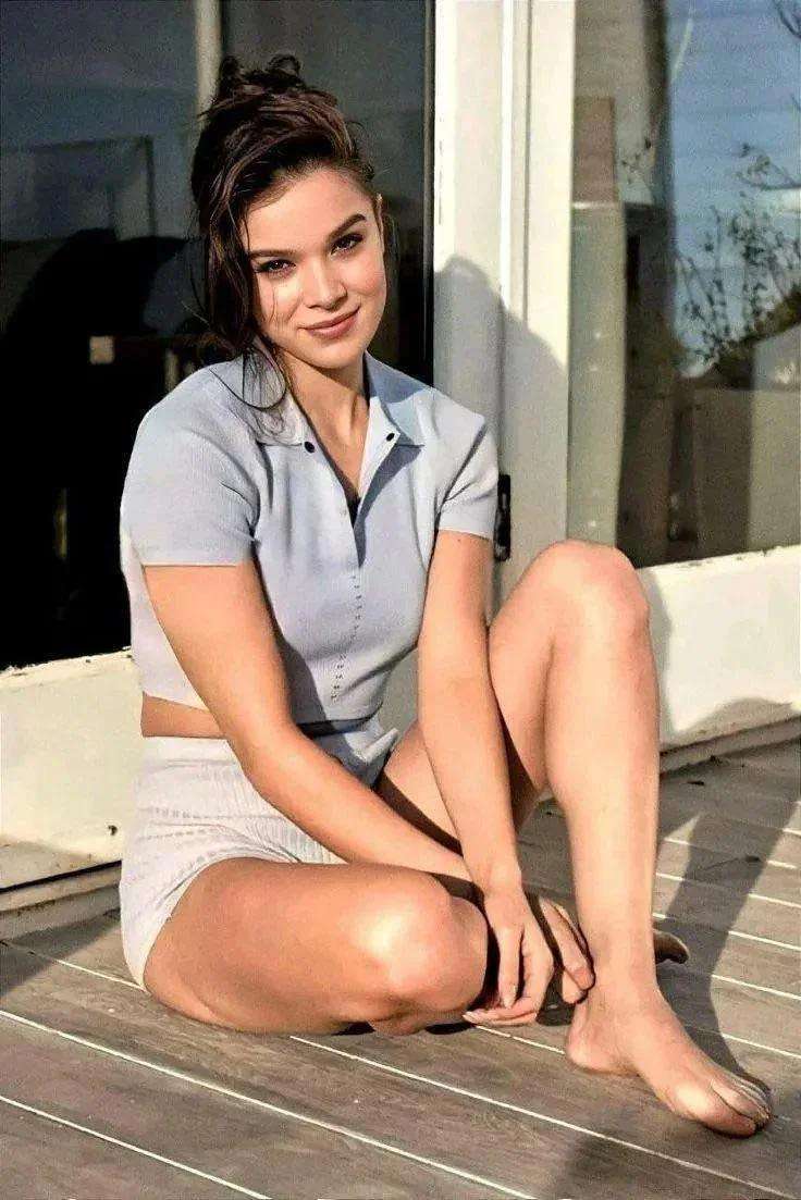 Hailee Steinfeld Legs