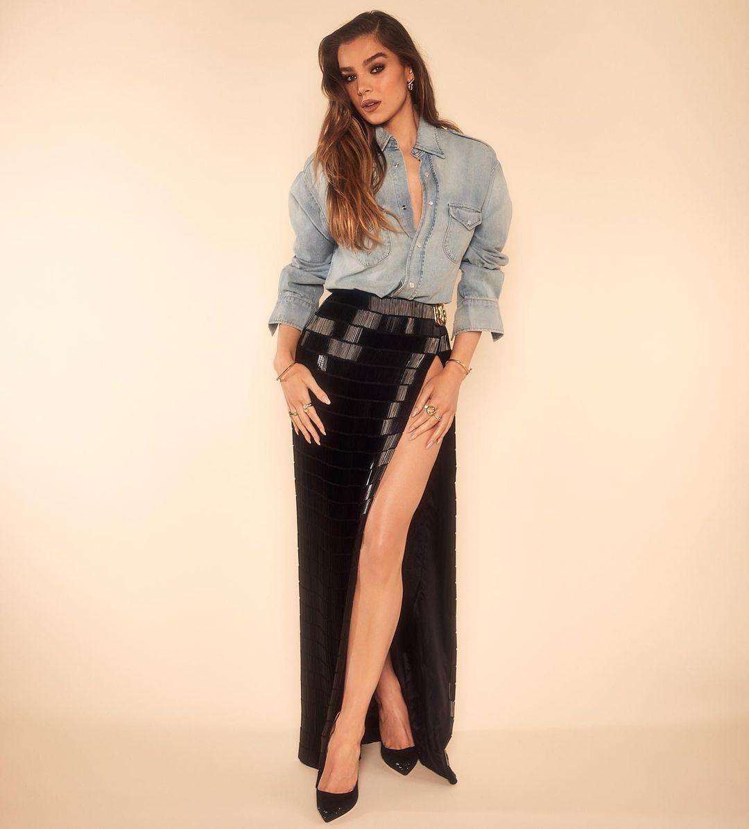 Hailee Steinfeld Legs