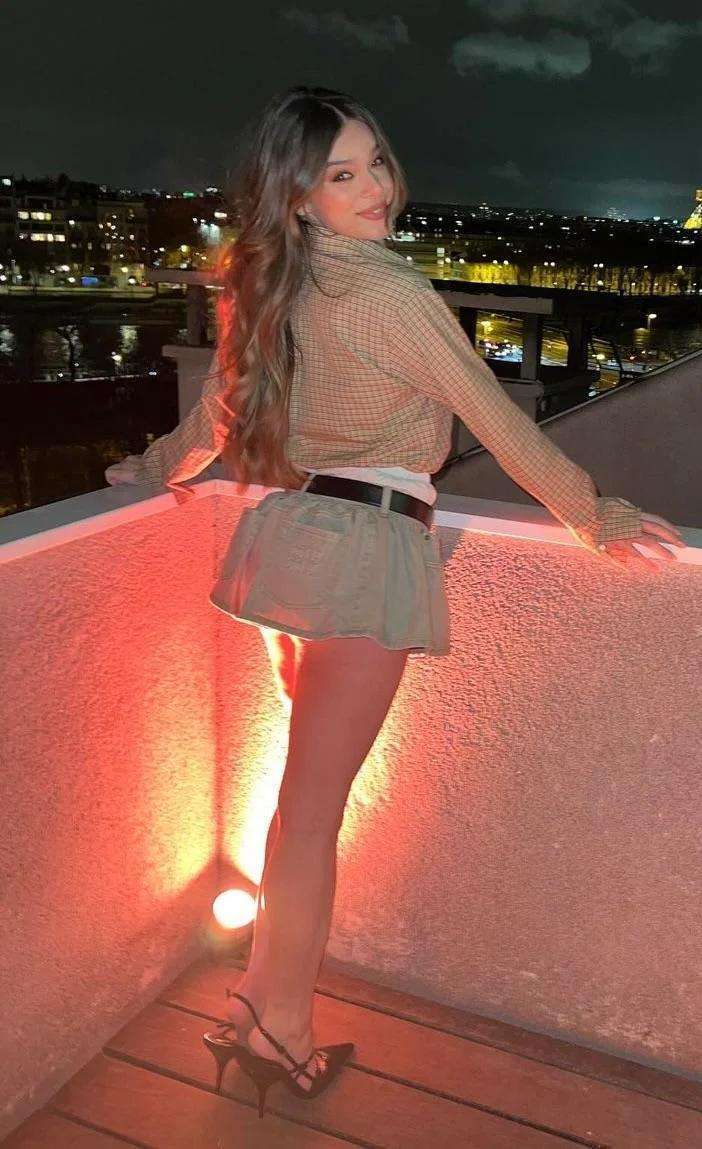 Hailee Steinfeld Legs