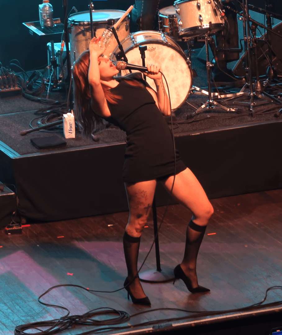 Hayley Williams Leg