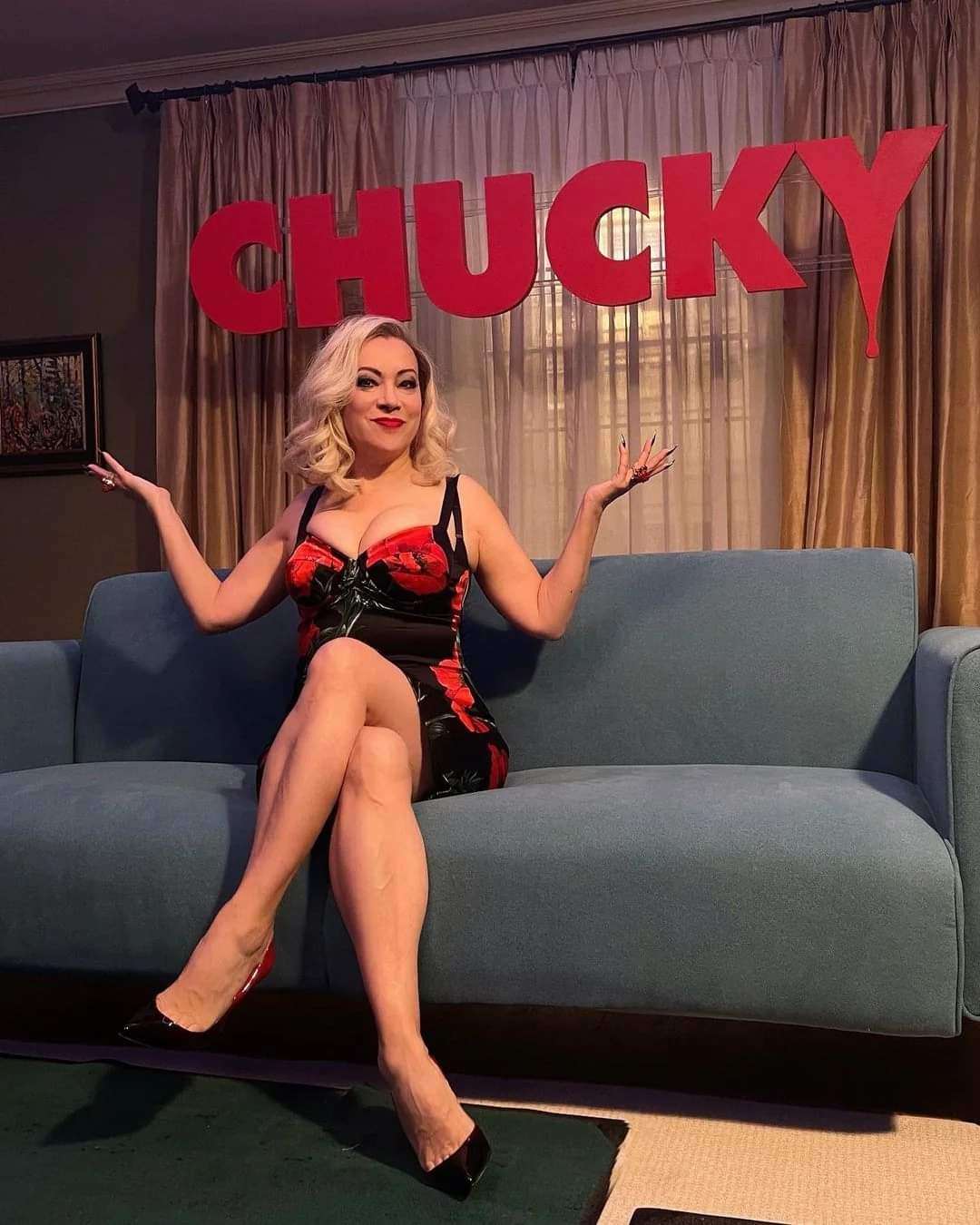 Jennifer Tilly Leg