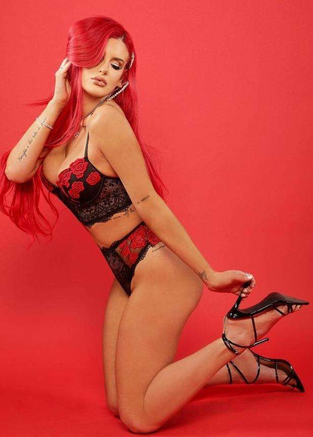 Justina Valentine Leg