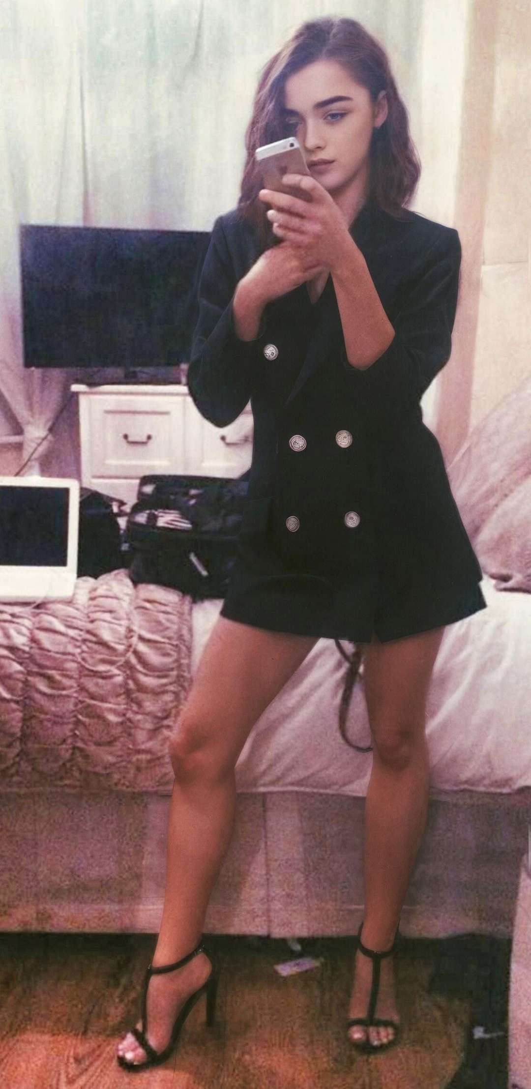 Maisie Williams Leg