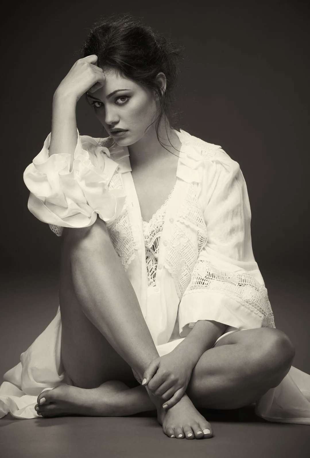 Phoebe Tonkin Legs