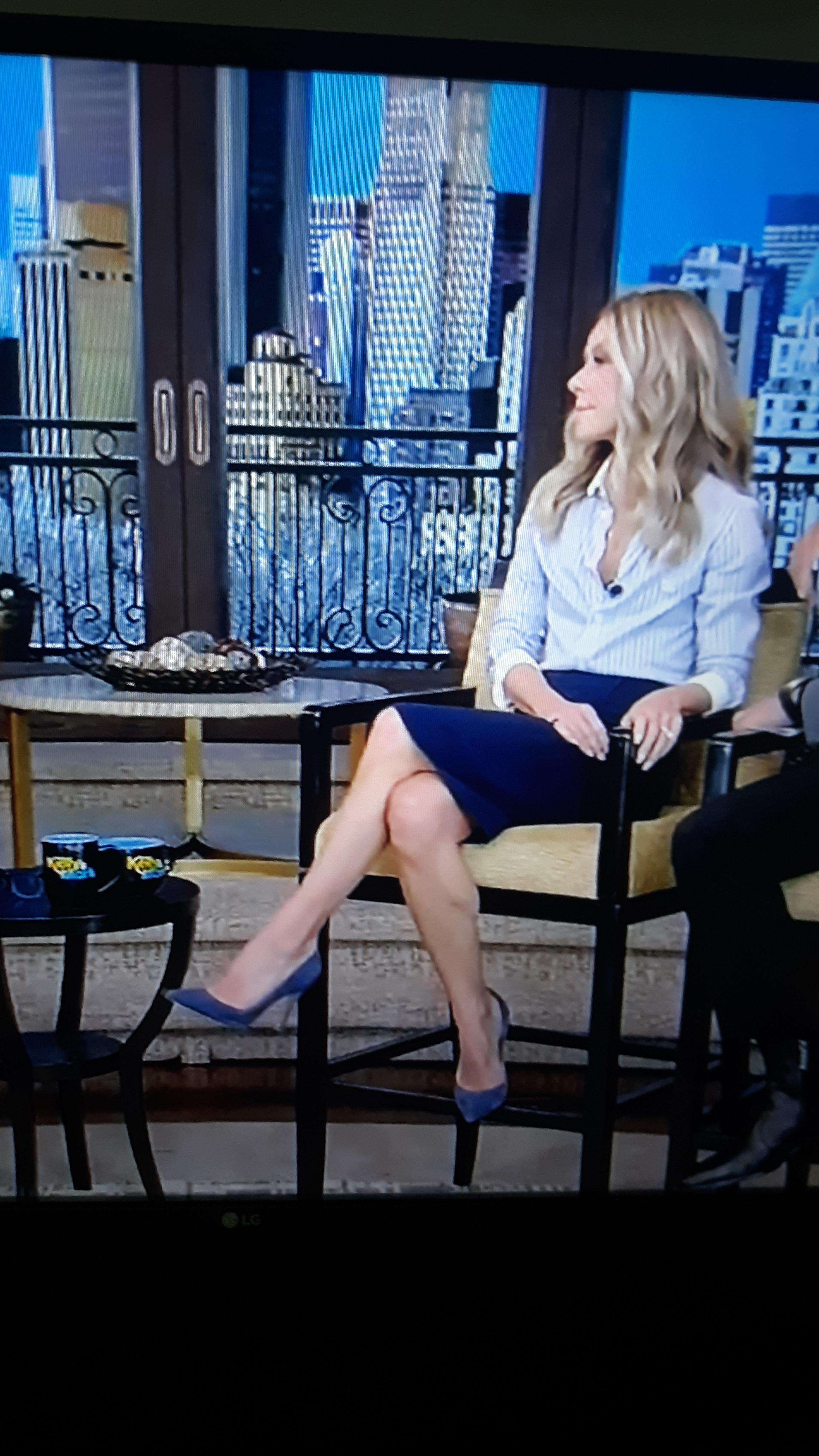 Sexy Kelly Ripa Leg