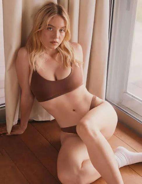 Sydney Sweeney Legs