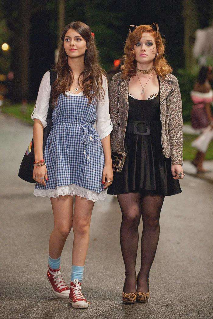 Victoria Justice And Jane Levy Leg