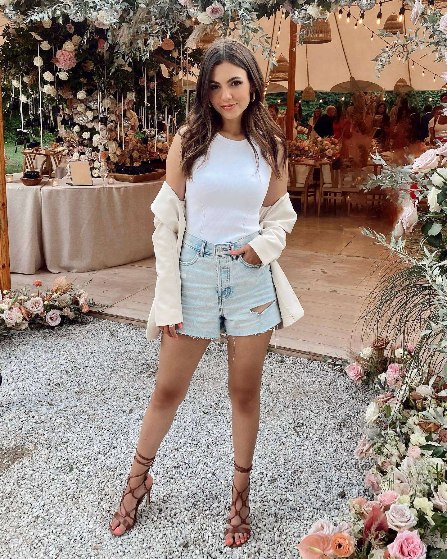 Victoria Justice Legs